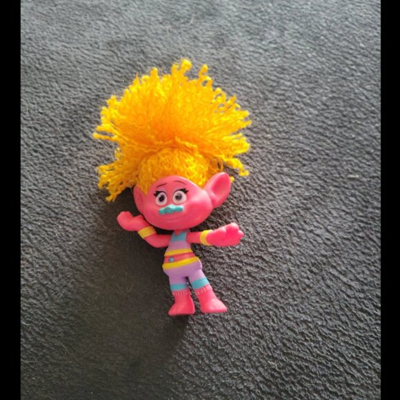 Hasbro 2015 DreamWorks Trolls Suki DJ Doll Yellow Yarn Hair Pink Body 4” - Picture 1 of 1